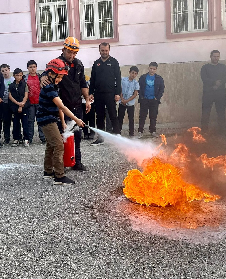 Mehmet Pişkin Yatılı Bölge Erkek Kur’an Kursunda Temel Yangın Eğitimi verilmiştir.