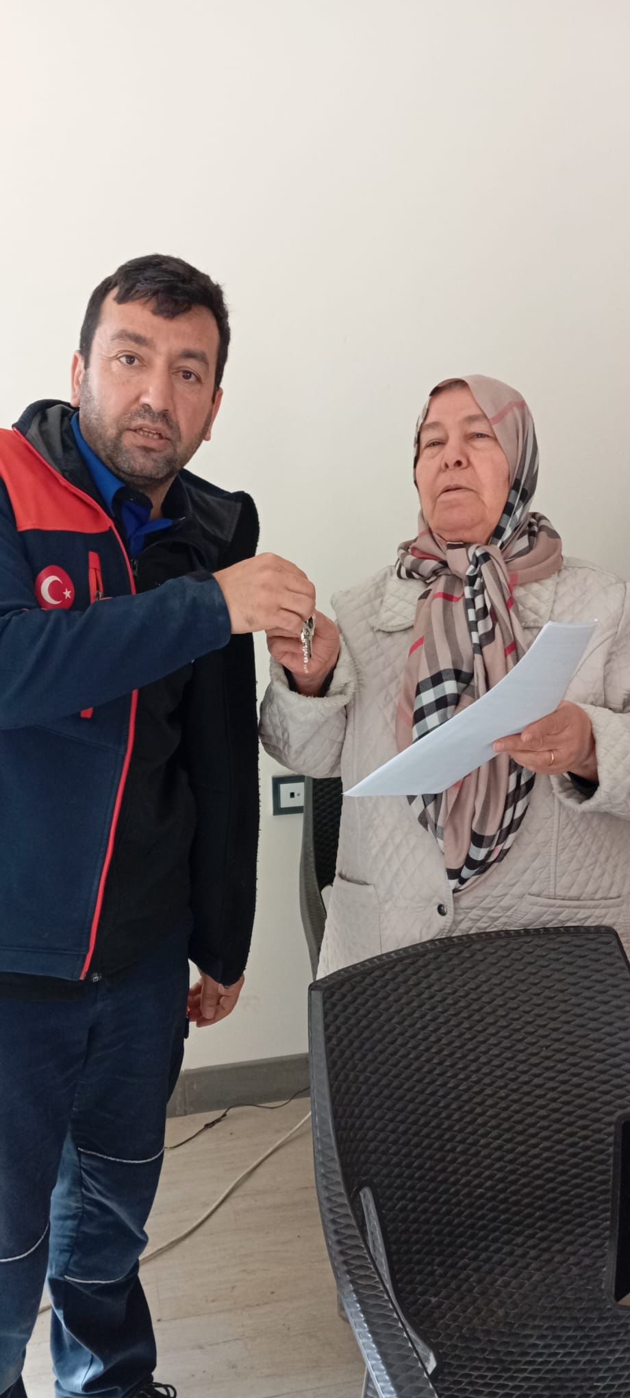 Asrın felaketinde konutları etkilenen ve kura sonucu hak sahibi olan vatandaşlarımızın anahtar teslimleri devam ediyor. 